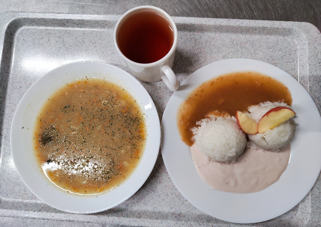 Na zdjęciu znajduje się OBIAD - DIETA PODSTAWOWA Grochowa z ziemniakami, Ryż na sypko, Jogurt truskawkowy, Mus z jabłek, Kompot owocowy